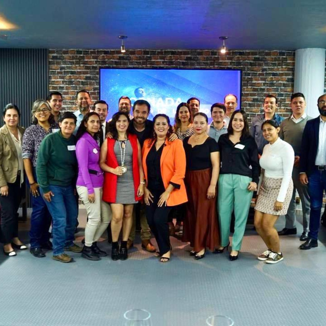 Equipo de Meraki RH colaborando